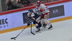 T�inecký Vladimír Dravecký v souboji s vítkovickým Janem �tenclem.