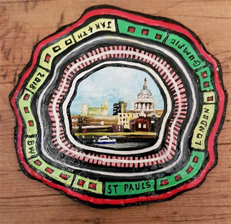 Londýňan vytváří z odhozených žvýkaček umělecká díla