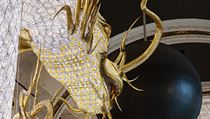 Česká firma Lasvit tak vytvořila největší svítící šperk na světě. Dva draci se...