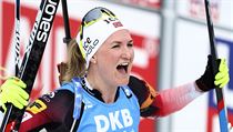 Marte Oslbuová Röiselandová slaví vítězství v závodě s hromadným startem na MS...
