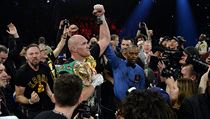 Tyson Fury slaví své 30. vítězství kariéry.