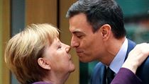 Nmeck kanclka Angela Merkel a polibek se panlskm premirem Pedro...