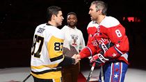 Alex Ovekin a Sidney Crosby pi slavnostnm ceremonilu.