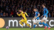 Lionel Messi se snaží ukořistit míč před hráči Neapole.