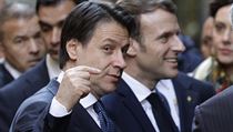 Italsk premir Giuseppe Conte spolen s francouzskm prezidentem Emmanuelem...
