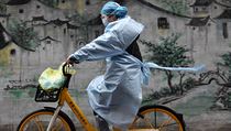 Cyklistka projíždí ulicemi čínského města Wu-chan, epicentra nákazy koronaviru.