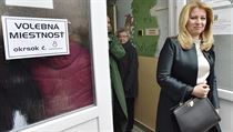 Slovensk prezidentka Zuzana aputov odchz z volebn mstnosti v Pezinku.