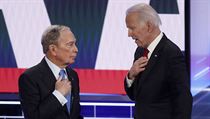 Demokratičtí kandidáti při debatě, zleva Mike Bloomberg a Joe Biden.