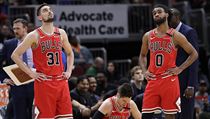 Basketbalist Chicaga Bulls sleduj skre v zpase s Charlotte. Vlevo s slem...