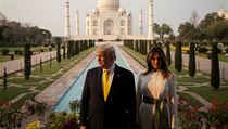 Americký prezident Donald Trump a první dáma Melania Trumpová před Taj Mahalem.