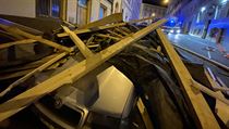 V Cimburkov ulici na praskm ikov spadla pi vichru st stechy domu na...