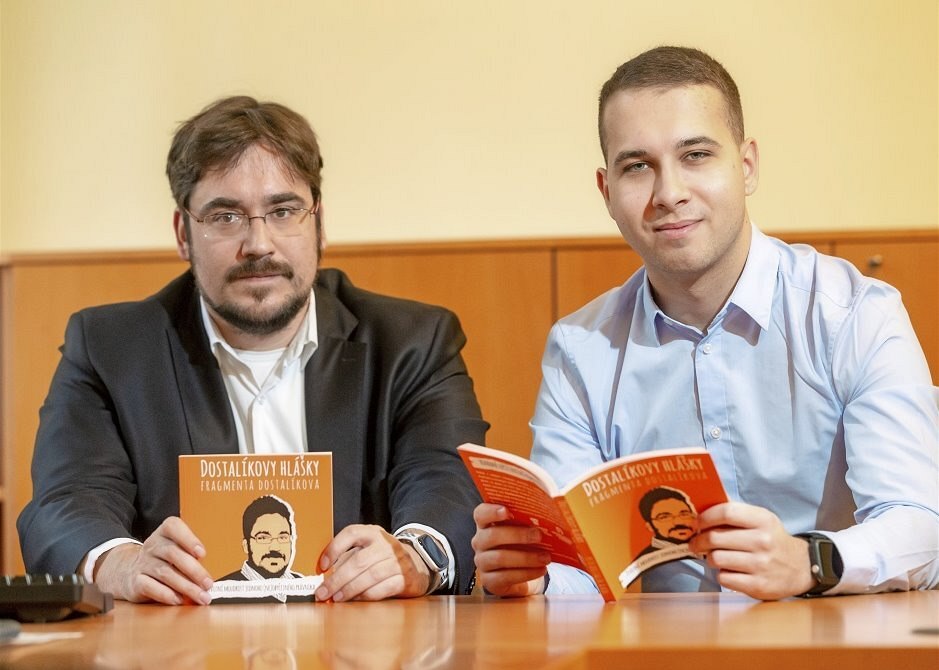 Kniha je nejen souborem hlá�ek Petra Dostalíka (vlevo). Autorský kolektiv, jej�...
