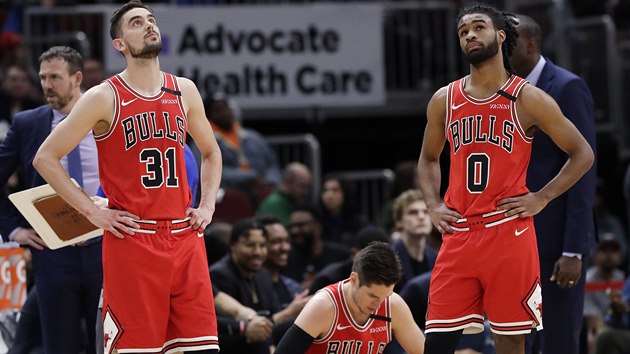 Basketbalisté Chicaga Bulls sledují skóre v zápase s Charlotte. Vlevo s číslem...