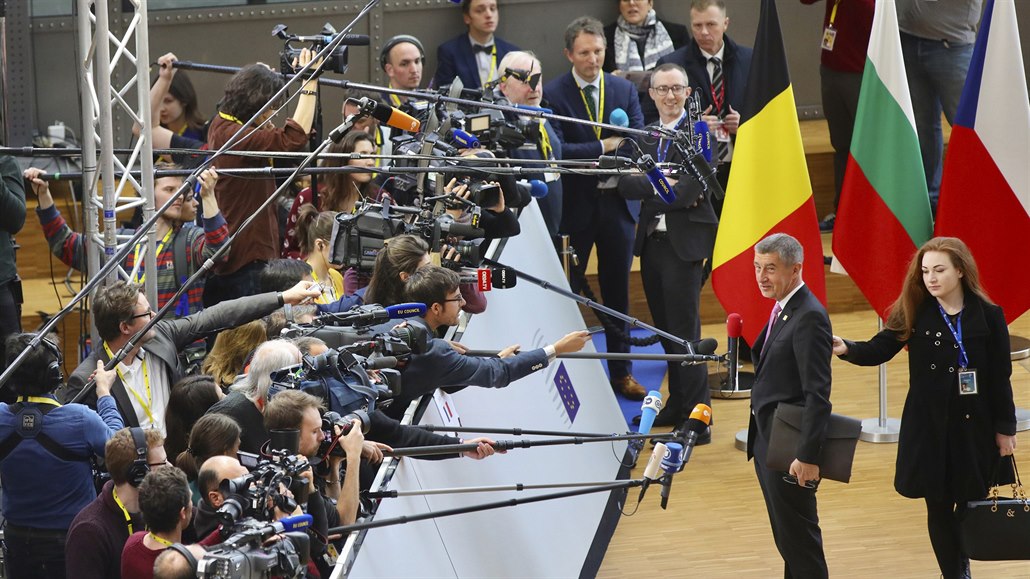 eský premiér Andrej Babi dává rozhovor médiím po píjezdu na evropský summit,...