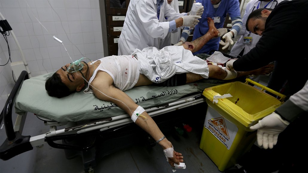 Lékai oetují zranného Palestince.