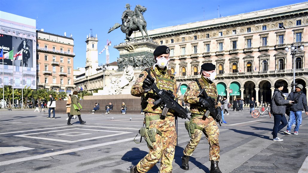 Vojáci na hlavním milánském námstí Piazza del Duomo.