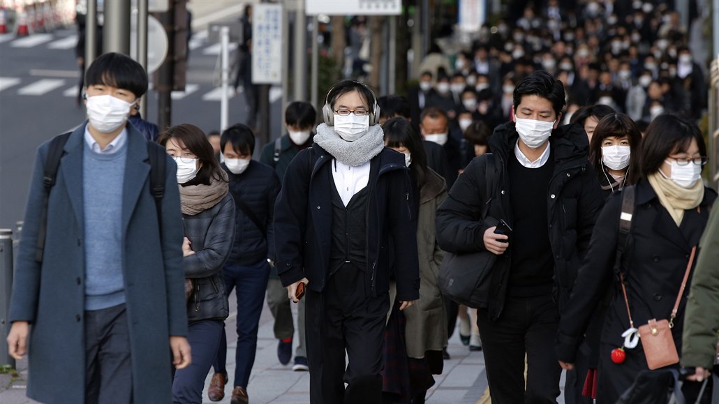 Lidé s ochrannými rouškami v Tokiu.