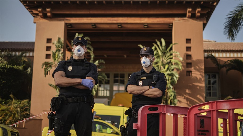 Policisté ped hotelem H10 Costa Adeje Palace na Tenerife.