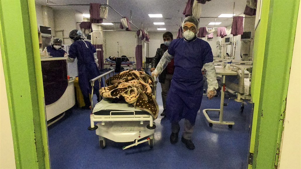 Nemocnice v Íránu vyhrazují nakaeným koronavirem celá oddlení.