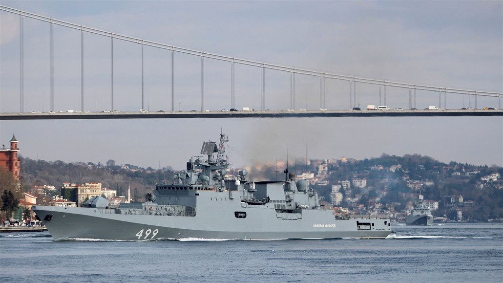 Ruská lo lod Admirál Makarov. Do Stedozemního moe míí dv ruské fregaty se...