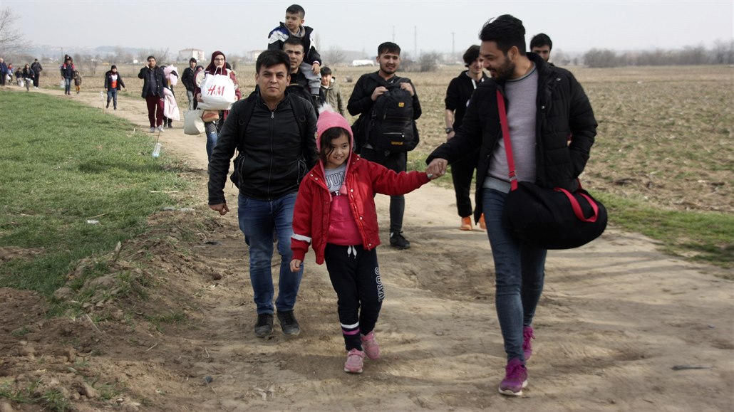 Ankara ve čtvrtek rozhodla, že už nebude zastavovat syrské uprchlíky, kteří se...