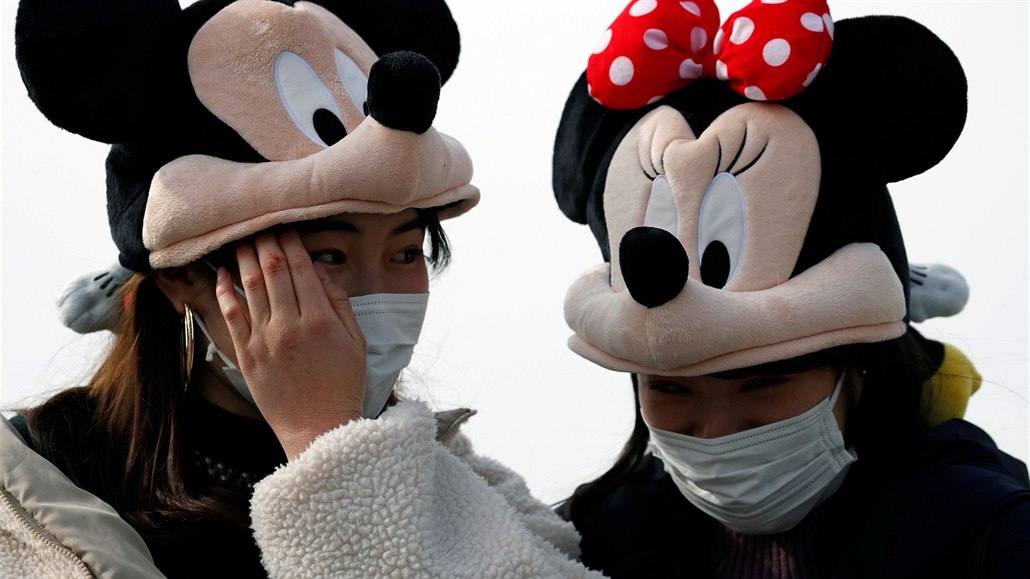 Návtvnice zábavního parku Disneyland v Tokyu.