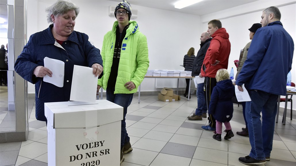 ena hlasuje v obci Kúty ve slovenských parlamentních volbách.