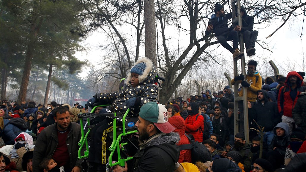 Migranti na turecko-eckém hraniním pechodu Pazarkule u Edirne.
