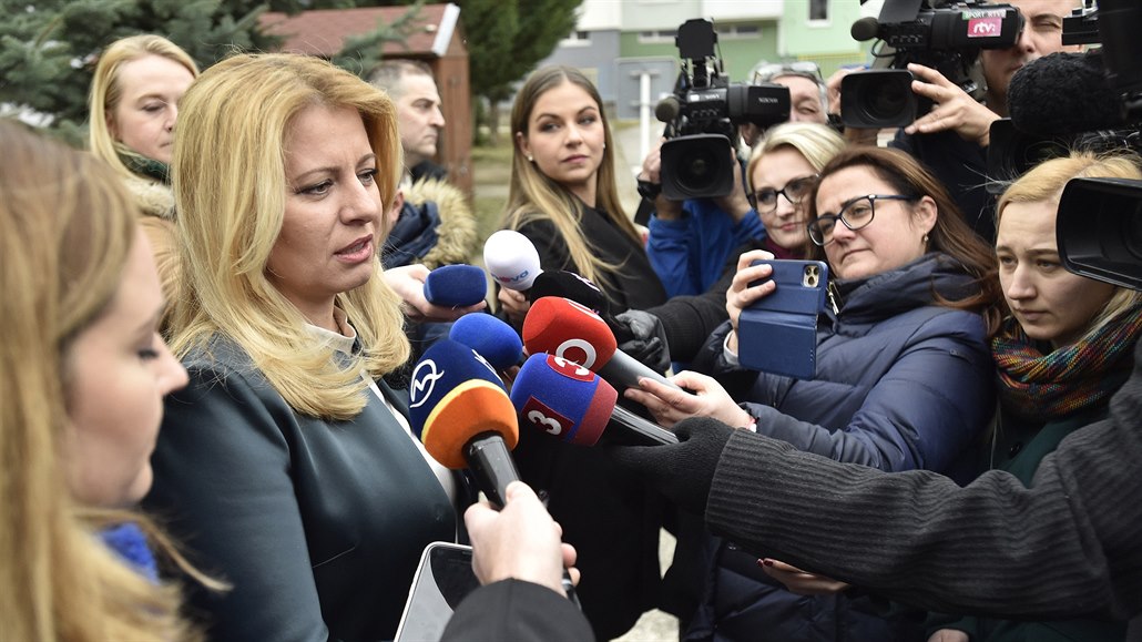 Slovenská prezidentka Zuzana aputová hovoí s novinái u volební místnosti v...