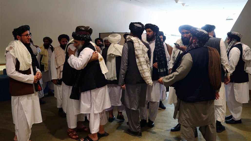 Delegace hnutí Tálibán ped podpisem mírové smlouvy.