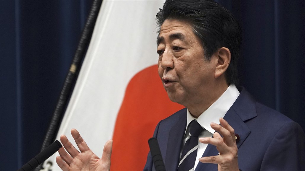 Japonský ministerský předseda Shinzo Abe přednesl řeč ze své kanceláře v Tokiu...