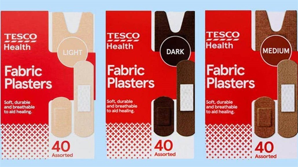 Britské Tesco nov nabízí náplasti ve tech odstínech ke.