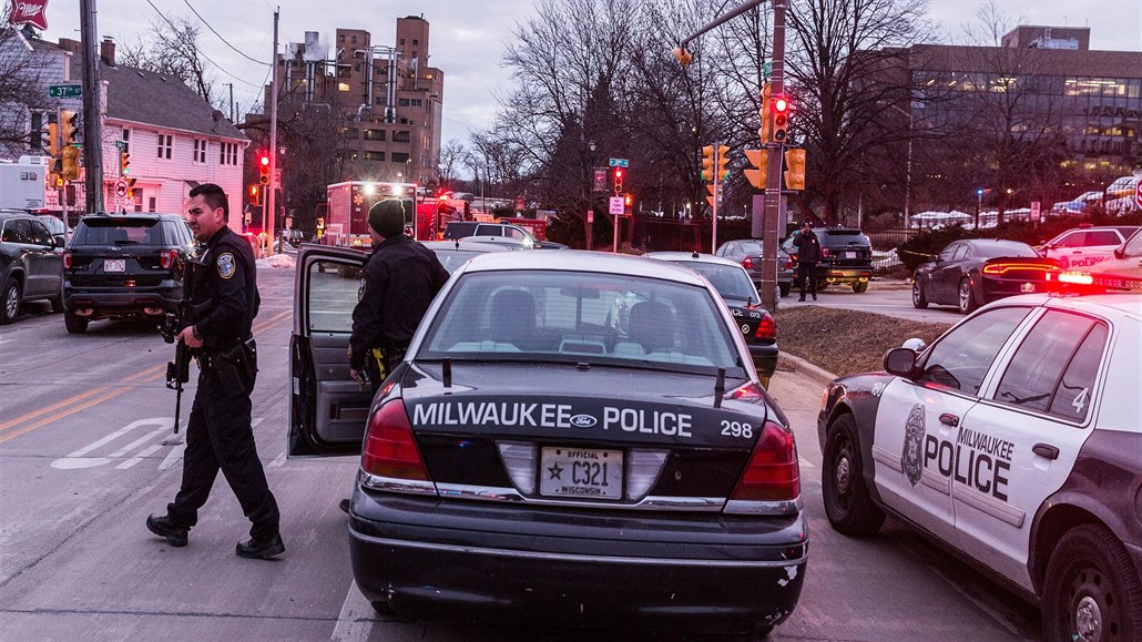 Policie vyetuje stelbu v pivovaru Molson Coors v americkém Milwaukee.