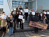 Lidé demonstrují Úadu Veejného ochránce práv v Brn proti jmenování...