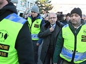Stanislav Keek pichází s policejní ochrannou do budovy úadu ombudsmana v...