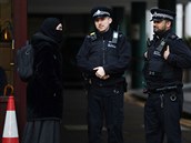 Policisté ped meitou v Londýn.