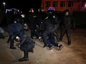 Policie zasahuje proti demonstrantm ve msteku Novi Sanary na Ukrajin,...