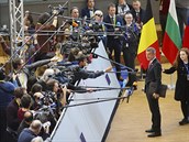 eský premiér Andrej Babi dává rozhovor médiím po píjezdu na evropský summit,...
