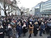 Lidé se seli na vzpomínkovém shromádní na Námstí SNP v Bratislav 21. února...