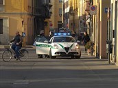 Policejní auto v italské obci Codogno. Úady v oblasti doporuují obanm...