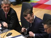 eský premiér Andrej Babi vedle francouzského prezidenta Emmanuela Macrona a...