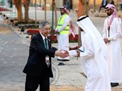 Guvernér (BOJ) Haruhiko Kuroda pijídí na uvítací veei do paláce Saúdské...