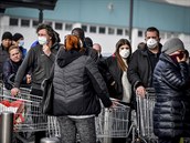 Lidé ekají ped supermarketem v Casalpusterlengo v severní Itálii. Úmrtí...