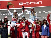 Lara Gut-Behrami oslavila své vítzství po boku krajanek ze výcarska.