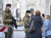 Vojáci na hlavním milánském námstí Piazza del Duomo.