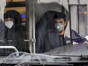 Lidé se chrání rou�kami v íránském Teheránu.