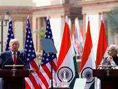 Prezident USA Donald Trump a indický premiér Narendra Modi na novináské...