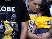 Erik Dominguez drí svou 11msíní dceru a sleduje stream z rozlouení s Kobe...