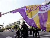 Ped Staples Center vlály vlajky za pítomnosti policie.