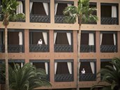 Lidé vyhlíejí z balkon hotelu na Tenerife, kde se objevil koronavirus.